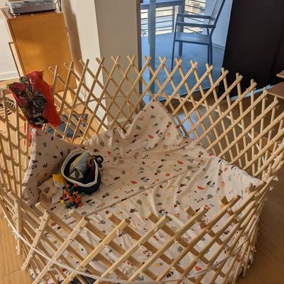 Grote speeltuin van hout voor Montessori-onderwijs