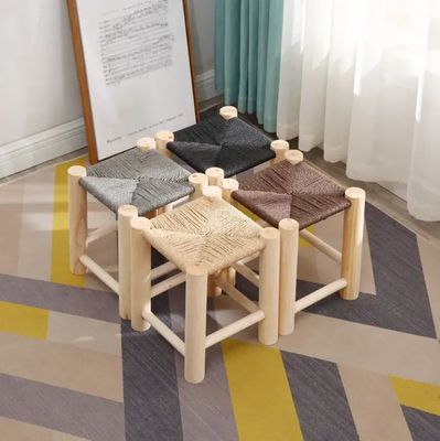 Voeg een vleugje elegantie toe aan uw woon- en eetkamer met een moderne Noorse massief houten kruk