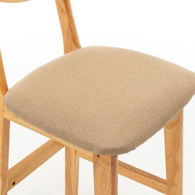 Houten bar stoelen voor hoge tafel in de woonkamer