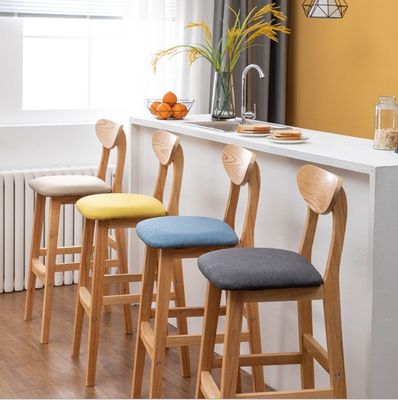 Houten bar stoelen voor hoge tafel in de woonkamer