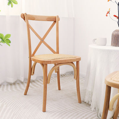 Professionele stapelbare X Back Rattan Eetstoel Frans Accent Houten Stoel voor trouwfeest in aangepaste kleuren
