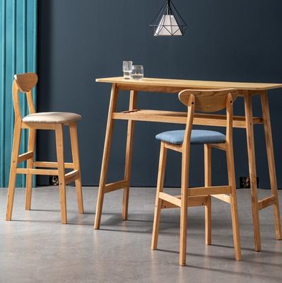 Houten bar stoelen voor hoge tafel in de woonkamer