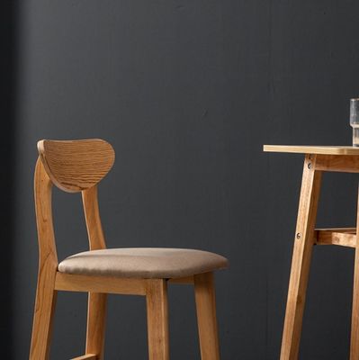 Houten bar stoelen voor hoge tafel in de woonkamer