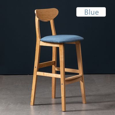 Houten bar stoelen voor hoge tafel in de woonkamer