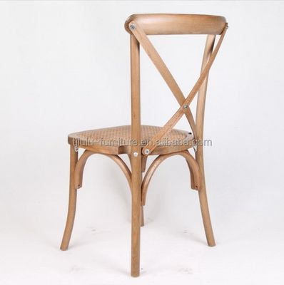 Moderne stijl D50*W42*H89CM Stapelbare massief hout X kruis rugstoel met rotan kussen voor buiten bruiloft receptie