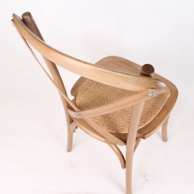 Moderne stijl D50*W42*H89CM Stapelbare massief hout X kruis rugstoel met rotan kussen voor buiten bruiloft receptie