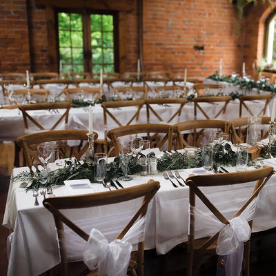 Natuurkleur Moderne massief hout X kruis rug banketstoel met rotan kussen voor bruiloft en restaurant