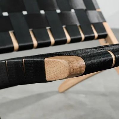 Houten eetstoel voor buiten met opvouwbaar ontwerp en massief houten constructie