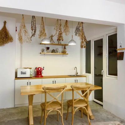 Moderne stijl Nitrolacquer Finish Solid Wood Stackable Eetstoel voor restaurant en bruiloft