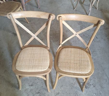 Moderne stijl Nitrolacquer Finish Solid Wood Stackable Eetstoel voor restaurant en bruiloft