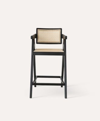 Verbeter uw huisbar met een barstoel met een massief houten frame en een rattan armsteun