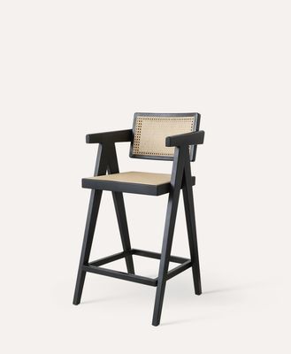 Verbeter uw huisbar met een barstoel met een massief houten frame en een rattan armsteun