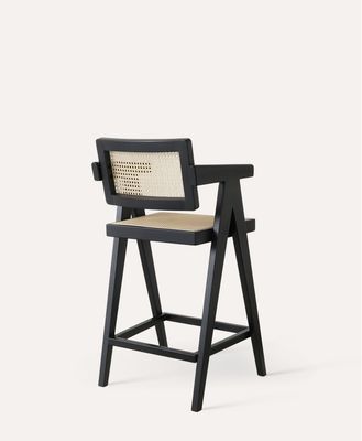 Verbeter uw huisbar met een barstoel met een massief houten frame en een rattan armsteun