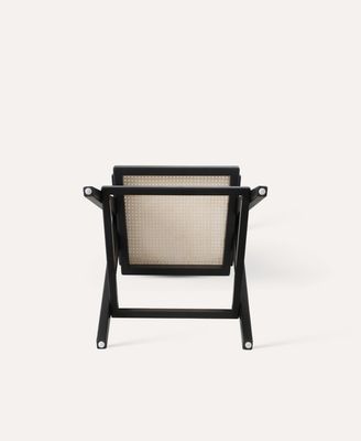 Verbeter uw huisbar met een barstoel met een massief houten frame en een rattan armsteun