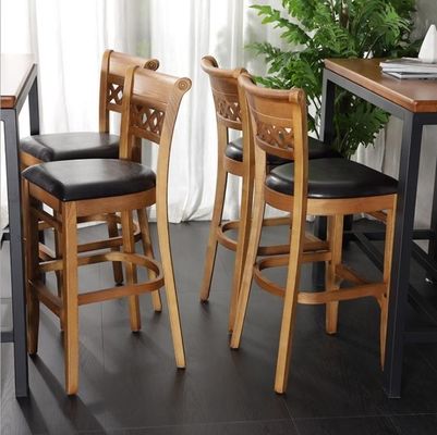Moderne houten eetstoel met hoge rug een mix van stijl en comfort