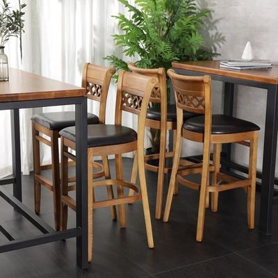 Moderne houten eetstoel met hoge rug een mix van stijl en comfort