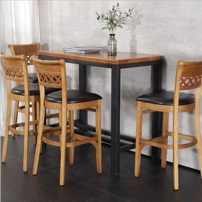 Moderne houten eetstoel met hoge rug een mix van stijl en comfort