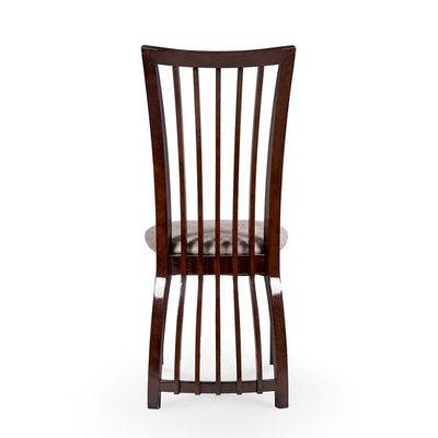 Eetkamermeubilair Hoogrugstoelen met houten frame en stoffen bekleding in Noordse stijl