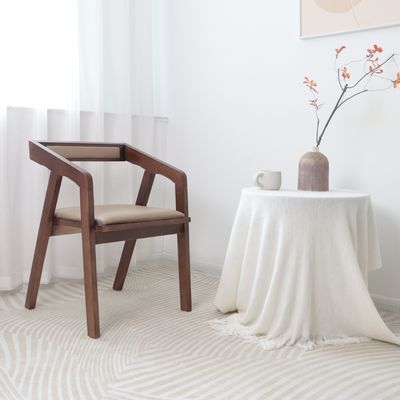Houten armstoel Restaurant Walnootkleur Eetkamer Massivhouten stoel voor specifiek in eetkamermeubilair