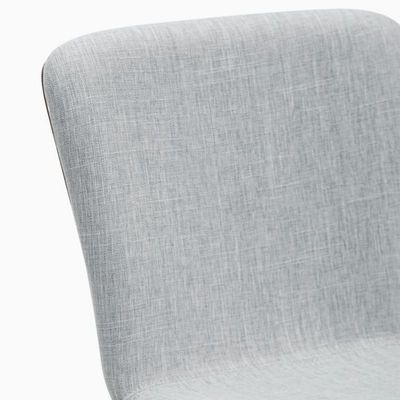 Noordelijke moderne eetstoel met massieve houten benen en gepoleerde stoel