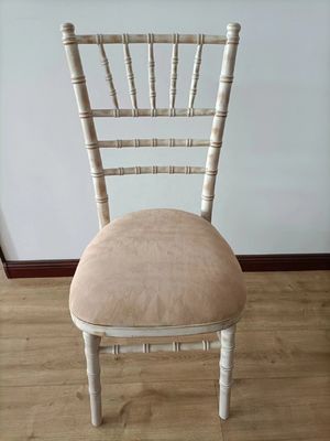 Home Meubelen Postverpakking Witte wassen Chiavari stoelen Houten bruiloft Hotel banket Stapelstoel met afneembare kussen