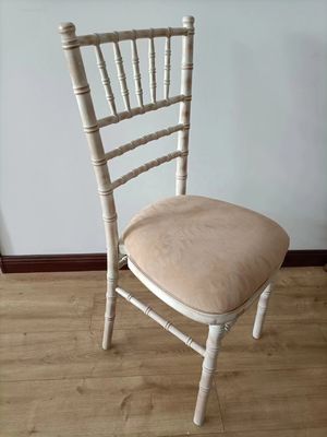 Home Meubelen Postverpakking Witte wassen Chiavari stoelen Houten bruiloft Hotel banket Stapelstoel met afneembare kussen