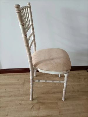 Home Meubelen Postverpakking Witte wassen Chiavari stoelen Houten bruiloft Hotel banket Stapelstoel met afneembare kussen