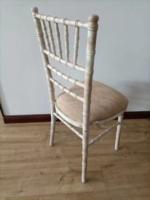 Home Meubelen Postverpakking Witte wassen Chiavari stoelen Houten bruiloft Hotel banket Stapelstoel met afneembare kussen