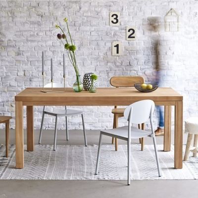 Houten eettafel met modern ontwerp en milieuvriendelijke materialen