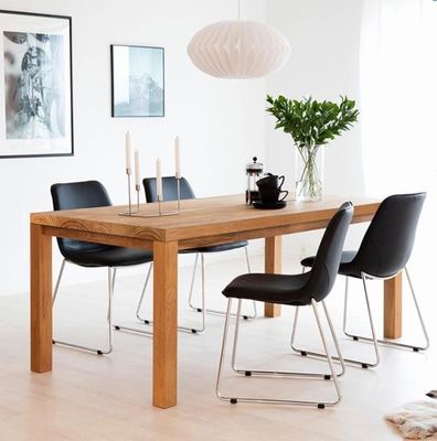 Houten eettafel met modern ontwerp en milieuvriendelijke materialen