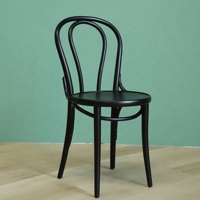 Op maat gemaakte stoelen van gebogen hout, stapelbaar, in de Franse Thonet-stijl voor restaurants.