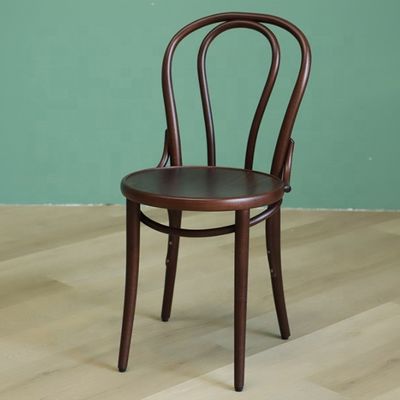 Op maat gemaakte stoelen van gebogen hout, stapelbaar, in de Franse Thonet-stijl voor restaurants.