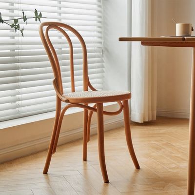 Op maat gemaakte stoelen van gebogen hout, stapelbaar, in de Franse Thonet-stijl voor restaurants.