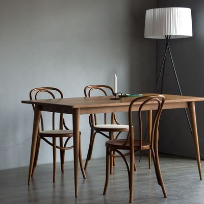 Op maat gemaakte stoelen van gebogen hout, stapelbaar, in de Franse Thonet-stijl voor restaurants.