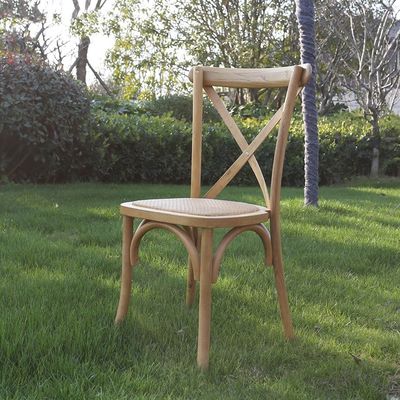 Vakantiefaciliteiten Stijl Ruim houten kruisrug trouwstoel voor vrijetijdsbesteding Stoelstijl