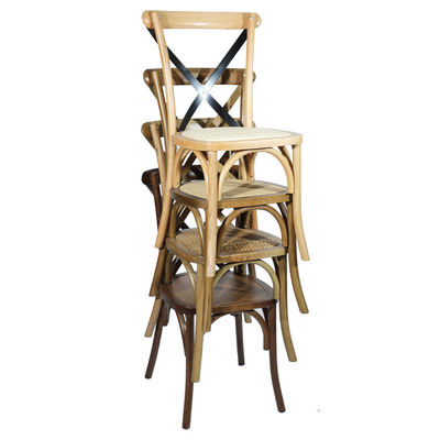 Op maat gemaakte ontwerpen Noorse moderne rattan kruis rug gestapelbaar massief hout bruiloft banket Houten stoel OEM service geaccepteerd