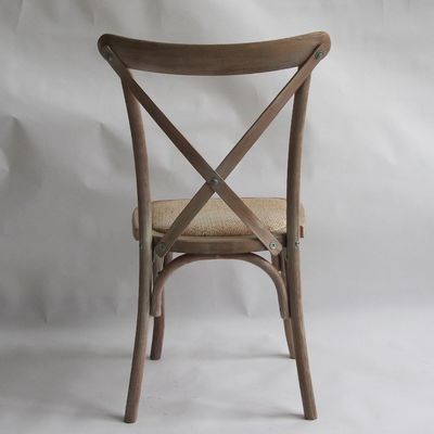 Op maat gemaakte ontwerpen Noorse moderne rattan kruis rug gestapelbaar massief hout bruiloft banket Houten stoel OEM service geaccepteerd