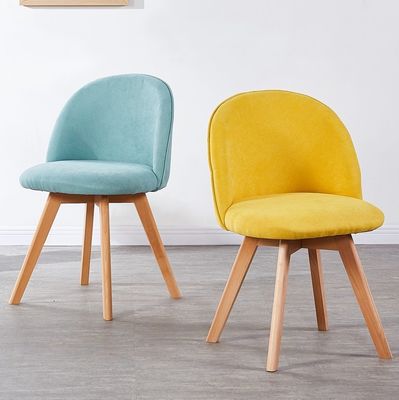 Moderne Nordieke eetkamerstoel met houten benen en gepoleerde stoel