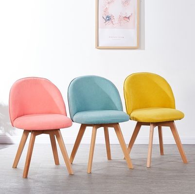 Moderne Nordieke eetkamerstoel met houten benen en gepoleerde stoel