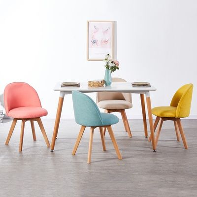 Moderne Nordieke eetkamerstoel met houten benen en gepoleerde stoel