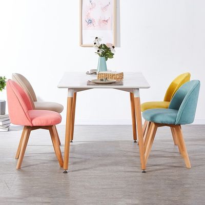 Moderne Nordieke eetkamerstoel met houten benen en gepoleerde stoel