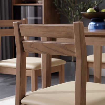 Woonkamermeubelen Stoelen van massief hout met kussen in modern klassiek design