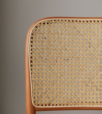 Eenvoudig ontworpen stoel van massief hout met rotan voor restaurant en eetkamer