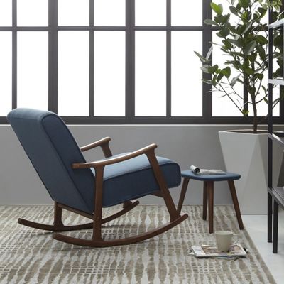 Praktische houten schommelstoel met hoge dichtheid van sponzenstof voor woonkamer in Europese stijl