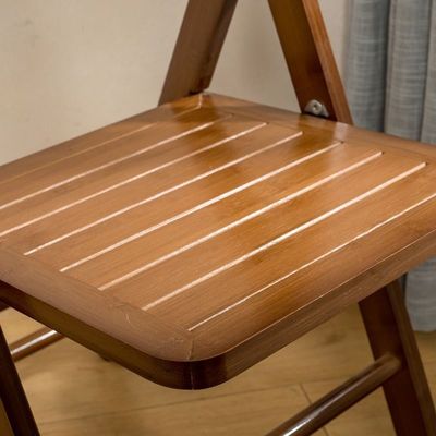 Opvouwbare houten stoel van Nordic Design voor het eten in restaurants en hotels