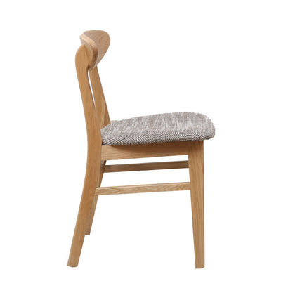 Moderne Noorse eetstoel van massief hout met stoel en rugleuning van leer