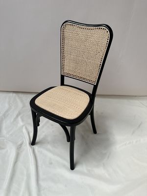 Moderne houten rotan achterste eetstoel voor klassieke en comfortabele zitplaatsen
