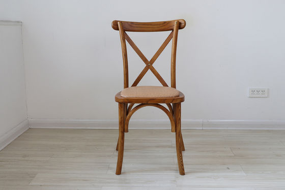 Postverpakking Houten X-kruisrugstoelen voor antiek ontwerp in restaurants en bruiloften
