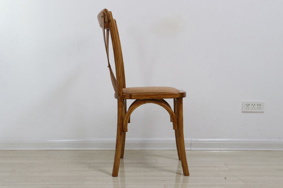 Postverpakking Houten X-kruisrugstoelen voor antiek ontwerp in restaurants en bruiloften