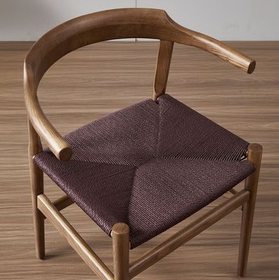 Moderne houten eetstoel met wishbone-ontwerp en antieke touwstoel